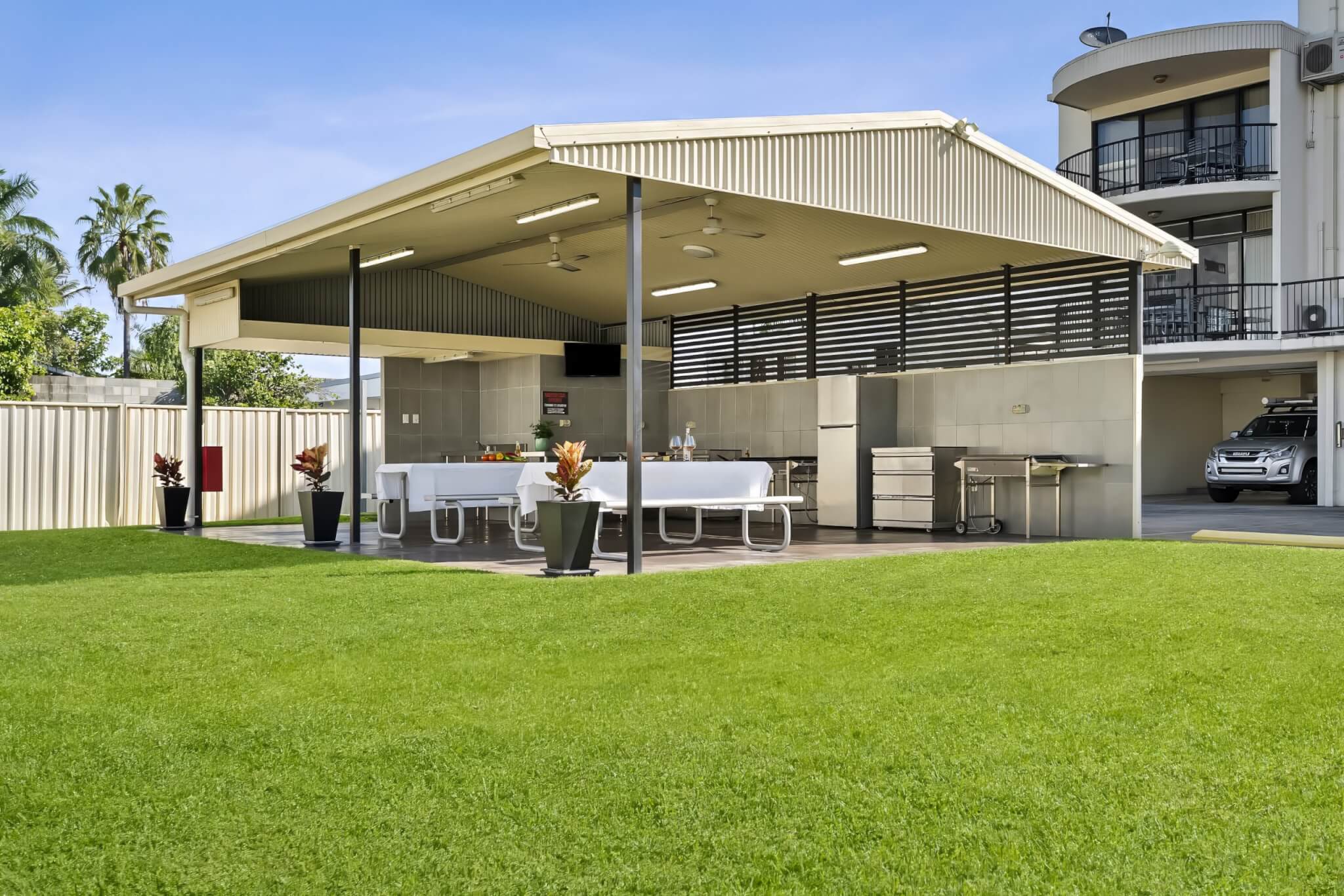 Cityville Apartments & Motel — communal BBQ and outdoor area