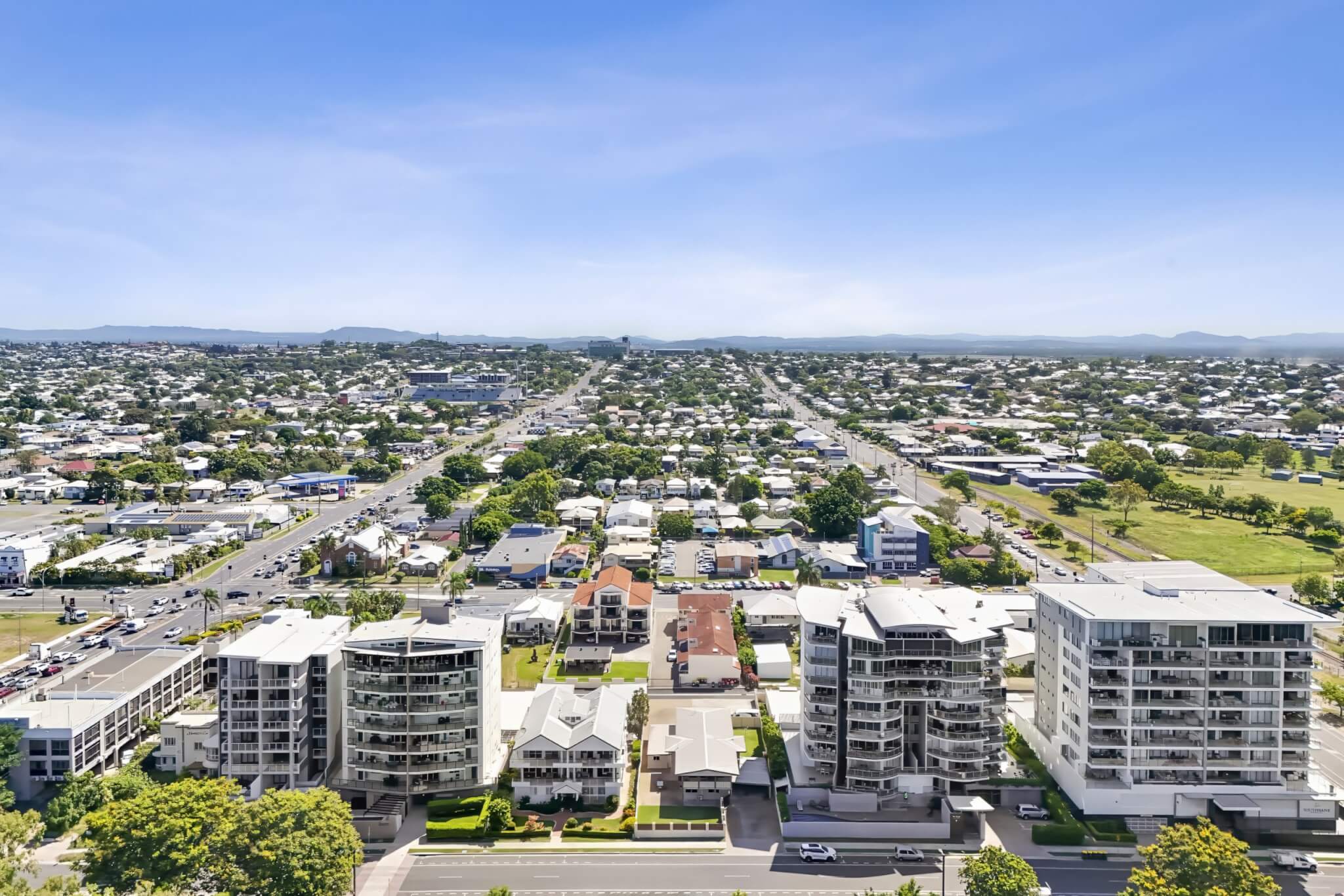 Deluxe Studio — Cityville and the surrounding Rockhampton CBD from above